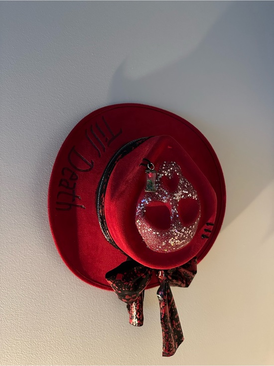 “Til Death” Red Decorative Felt Women\'s Hat with Sparkle Skull Accent